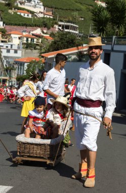 Madeira şarap Festivali Estreito de Camara de Lobos, Madeira, Portekiz geleneksel kostümleri giyen insanlar. 