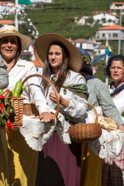 Madeira şarap Festivali Estreito de Camara de Lobos, Madeira, Portekiz geleneksel kostümleri giyen insanlar. 