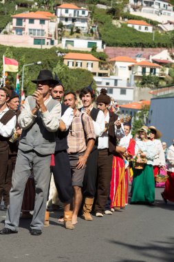 Madeira şarap Festivali Estreito de Camara de Lobos, Madeira, Portekiz geleneksel kostümleri giyen insanlar. 