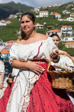 Madeira şarap Festivali Estreito de Camara de Lobos, Madeira, Portekiz geleneksel kostümleri giyen insanlar. 