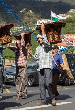 Madeira şarap Festivali Estreito de Camara de Lobos, Madeira, Portekiz geleneksel kostümleri giyen insanlar. 