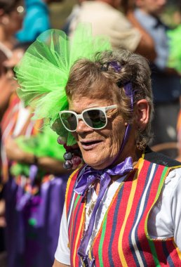 Madeira şarap Festivali Estreito de Camara de Lobos, Madeira, Portekiz geleneksel kostümleri giyen insanlar. 
