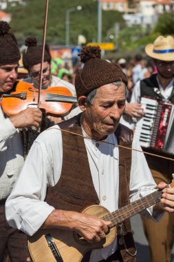 Madeira şarap Festivali Estreito de Camara de Lobos, Madeira, Portekiz geleneksel kostümleri giyen insanlar. 