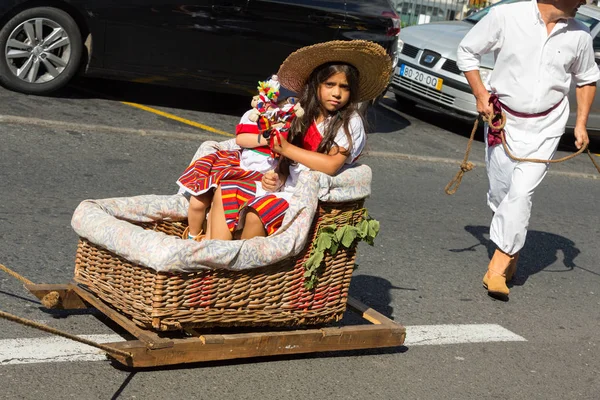 Personas vestidas con trajes tradicionales en el Festival del Vino de Madeira en Estreito de Camara de Lobos, Madeira, Portugal . —  Fotos de Stock