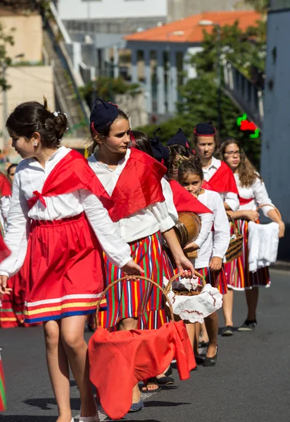 エストレイト ・ デ ・ カマラ ・ デ ・ ロボス、マデイラ島、ポルトガルのマデイラ ワイン祭で伝統的な衣装を着ている人. — ストック写真