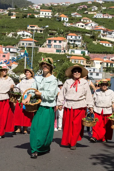 Ludzie ubrani w tradycyjne stroje na festiwalu wina Madera w Estreito de Câmara de Lobos, Madera, Portugalia. — Zdjęcie stockowe