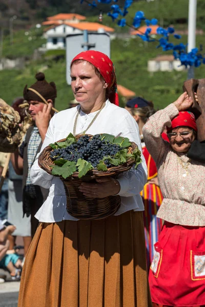 Ludzie ubrani w tradycyjne stroje na festiwalu wina Madera w Estreito de Câmara de Lobos, Madera, Portugalia. — Zdjęcie stockowe