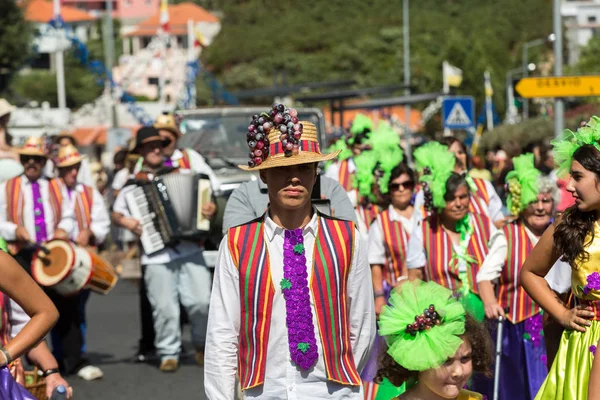 Ludzie ubrani w tradycyjne stroje na festiwalu wina Madera w Estreito de Câmara de Lobos, Madera, Portugalia. — Zdjęcie stockowe