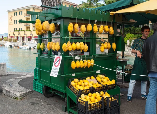 Zitronen zum Verkauf an einem Marktstand in Sirmione. Italien. — Stockfoto