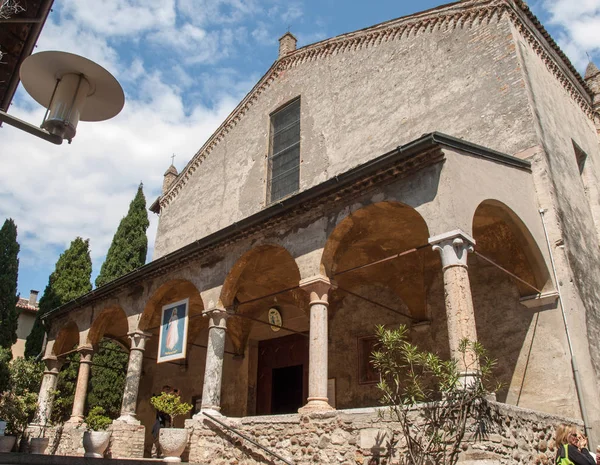 सिरिओन चर्च सांता मारिया मॅग्जियोर हे मध्ययुगीन केंद्राच्या आत आहे. इटली — स्टॉक फोटो, इमेज