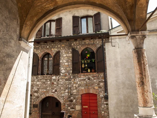 Holiday resort miasta Sirmione nad jeziorem Garda, Lombardia, Włochy. — Zdjęcie stockowe