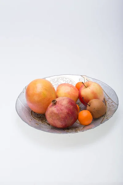 Mélanger les fruits frais sur une assiette isolée sur du blanc — Photo