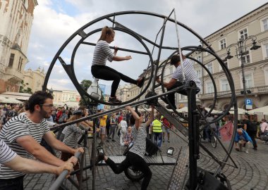  30 cadde - sokak tiyatroları Krakov, Polonya için Uluslararası Festivali. New Shores - bir street parade doğru bir Odyssey