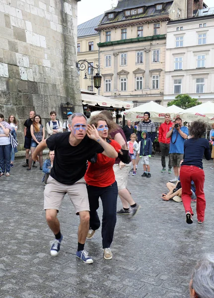 30th street - Landskampfestivalen av Street teatrar i Krakow, Polen. En odyssé mot nya stränder - en gatan parad — Stockfoto