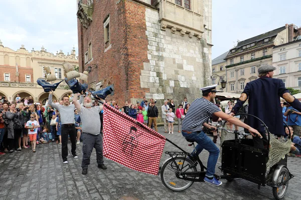 30th Street - International Festival of Street Theaters in Cracow, Poland.  An Odyssey Towards New Shores -  a street parade — Stock Photo, Image