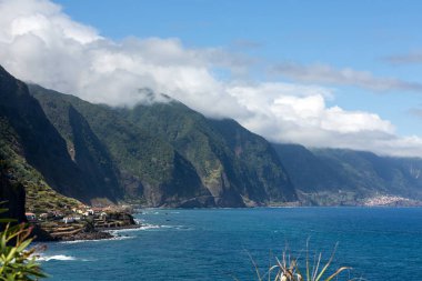 Sao Vicente bölgesindeki Madeira, Portekiz 'in kuzey kıyı şeridi manzarası.