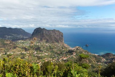 Kartallar Rock Kuzey Sahil Madeira yakınındaki Porto da Cruz, Portekiz 