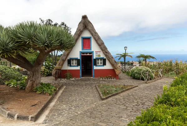 Традиционный сельский дом в Сантане на острове Мадейра, Португалия — стоковое фото