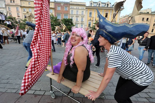 Internationales Straßentheaterfestival in Krakau, Polen. Eine Odyssee zu neuen Ufern, eine Straßenparade. — Stockfoto