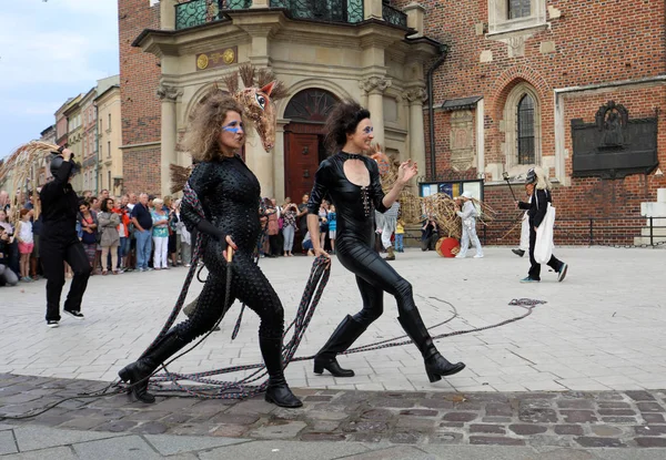 Festival Internacional de Teatro Callejero de Cracovia, Polonia. Una odisea hacia nuevas costas: un desfile callejero . — Foto de Stock