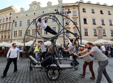 Cadde - Sokak tiyatroları Krakov, Polonya için Uluslararası Festivali. New Shores - bir street parade doğru bir Odyssey