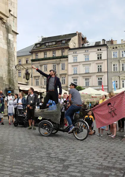 Street - Festival Internacional de Teatro Callejero de Cracovia, Polonia. Una odisea hacia nuevas costas - un desfile callejero — Foto de Stock