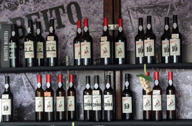 Şarap üreticileri Madeira, Portekiz Funchal, Madeira şarap Festivali sırasında onların şarapları tatmak için teşvik,