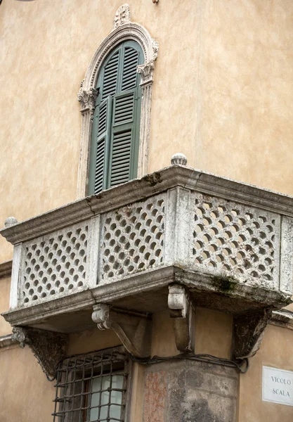 Détail architectural dans le centre historique de Vérone. Italie — Photo