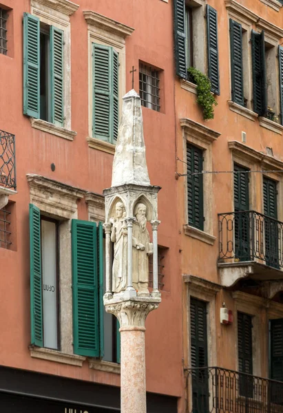 Την στήλη δέκατος-αιώνα στην Piazza Bra σε Βερόνα. Ιταλία — Φωτογραφία Αρχείου