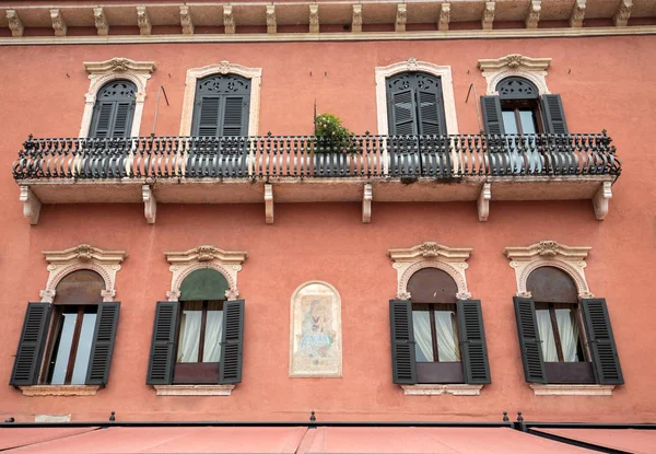 Fasada budynku w zabytkowym centrum Werony. Włochy — Zdjęcie stockowe