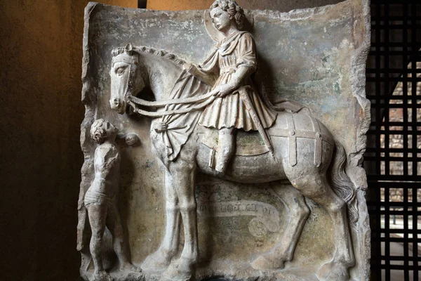 Saint Martin et le mendiant au Musée de Castelvecchio. Vérone, Italie — Photo