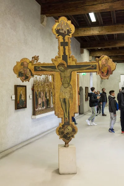 Crucifijo en el Museo Castelvecchio. Verona, Italia — Foto de Stock