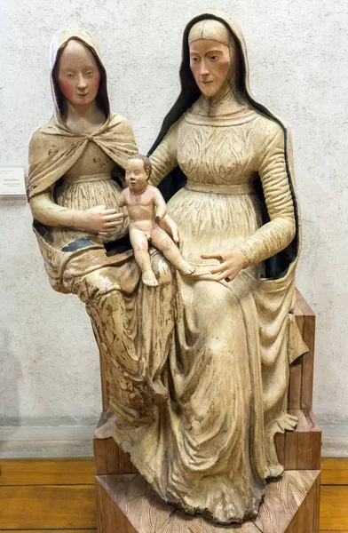 Madonnan och barnet med Saint Anne i Castelvecchio museet. Verona, Italien — Stockfoto