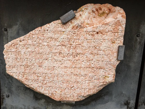 Mittelalterliche Inschriften der Della Scala im Museum Castelvecchio. Verona, Italien — Stockfoto