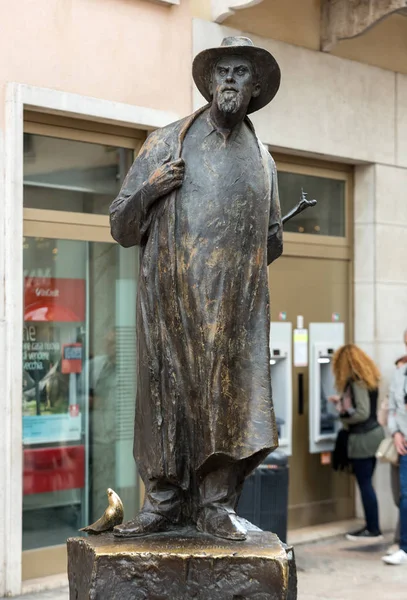 Die statue des italienischen dichters berto barbarani auf der piazza delle erbe in verona. Italien — Stockfoto