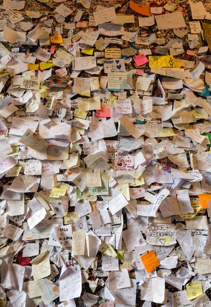 Parte de la pared cubierta de mensajes de amor en la casa Julieta, Verona, Italia — Foto de Stock