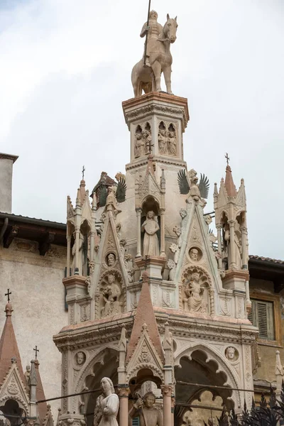 La tombe de Cansignorio, l'une des cinq tombes gothiques de Scaliger, ou Arche Scaligeri, à Vérone, Italie — Photo