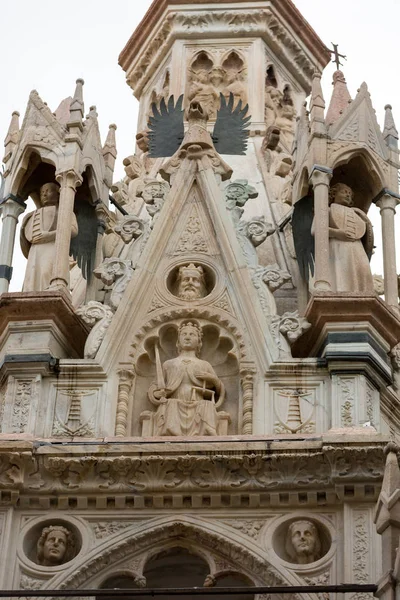 Hrobka Cansignorio, jeden z pěti gotické náhrobky Scaliger, nebo Arche Scaligeri, Verona, Itálie — Stock fotografie