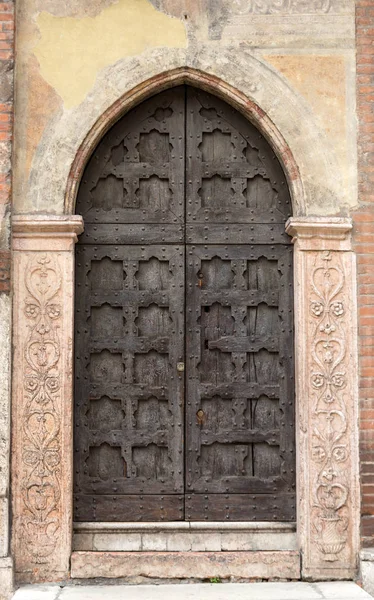 Voorgevel van Sant'Anastasia kerk in Verona, Italië. — Stockfoto