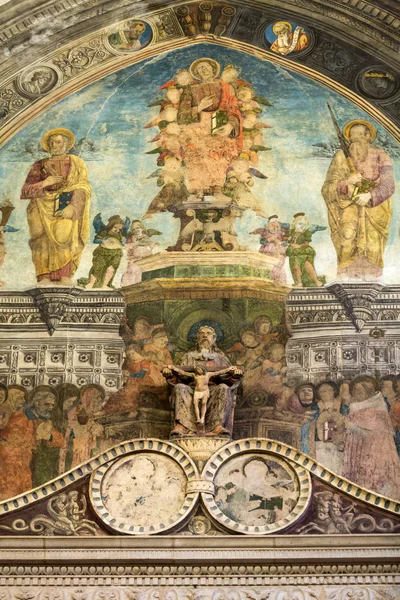 Interior da Igreja Sant 'Anastasia em Verona, Itália. Sant 'Anastasia é uma igreja da Ordem Dominicana em Verona, foi construído em 1280-1400 — Fotografia de Stock