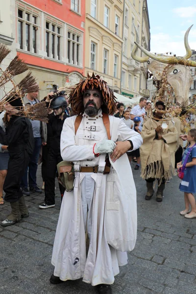 30th Street - Festival Internacional de Teatro de Rua em Cracóvia, Polônia. Uma Odisseia Para Novas Prostitutas - um desfile de rua . — Fotografia de Stock