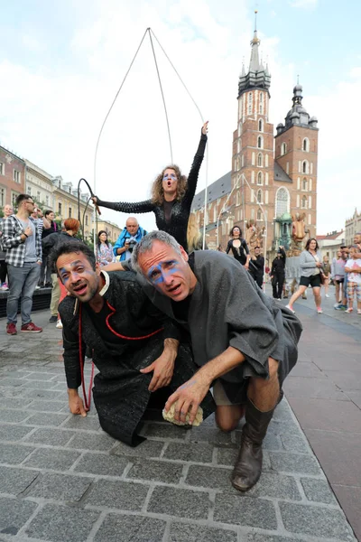 30. Straße - internationales Straßentheaterfestival in Krakau, Polen. Eine Odyssee zu neuen Ufern - eine Straßenparade. — Stockfoto