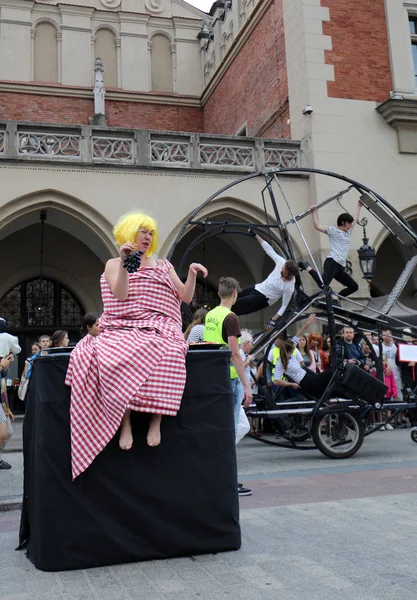 30th Street Festival Internazionale dei Teatri di Strada a Cracovia, Polonia. Un'odissea verso nuove coste - una parata di strada . — Foto Stock
