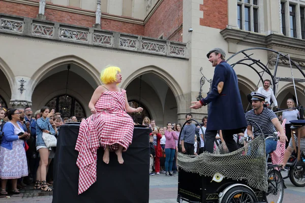 30th Street - International Festival of Street Theaters in Cracow, Poland.  An Odyssey Towards New Shores - a street parade. — Stock Photo, Image