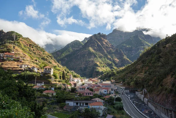 Uitzicht naar het zuiden vanaf de pas Boca da Encumeada in Madeira. — Stockfoto