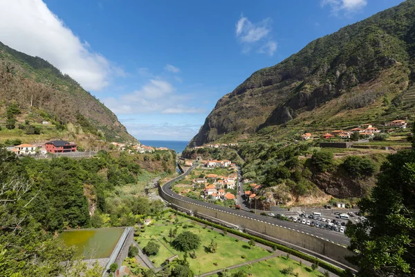 Aldeia e Terraço cultivo nos arredores de São Vicente. Costa Norte da Ilha da Madeira, Portugal — Fotografia de Stock