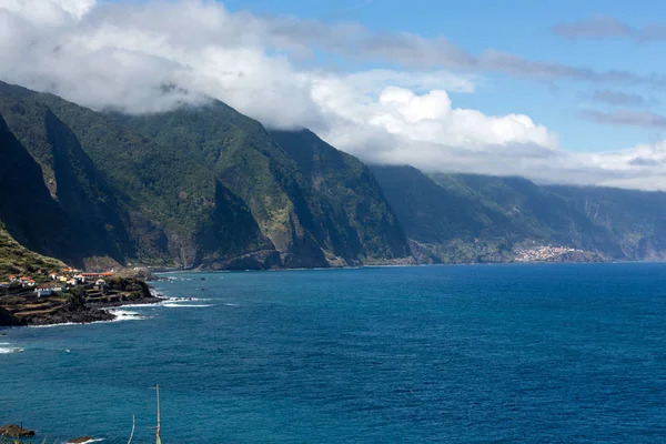 Uitzicht op de noordelijke kustlijn van Madeira, Portugal, in het Sao Vicente gebied — Stockfoto