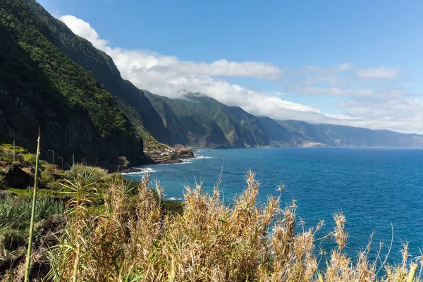 Uitzicht op de noordelijke kustlijn van Madeira, Portugal, in het Sao Vicente gebied — Stockfoto