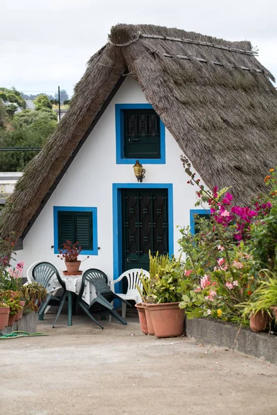 Maison rurale traditionnelle à Santana sur l'île de Madère, Portugal — Photo