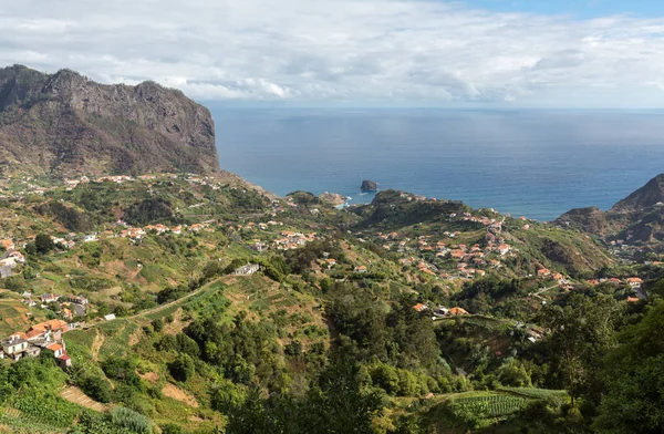 Eagles Rock und Porto da Cruz an der Nordküste Madeiras, Portugal — Stockfoto